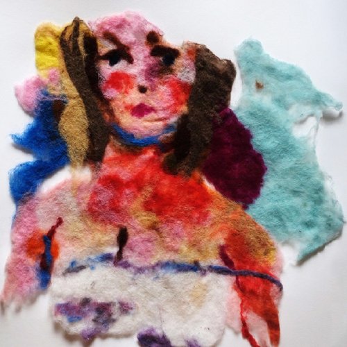 Selbstportrait, Oberkörper einer Frau mit braunen Haaren und Trägertop, Material: Filz 