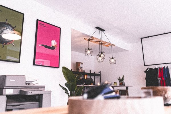 Raumansicht des Geschäfts der Druckerin. Es sind Rahmen mit gedruckten Bildern zu sehen.