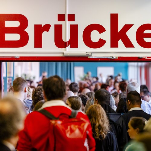 Innenansicht des Eingangs zur Brücke, einem Veranstaltungsraum im Central, mit vielen Menschen.