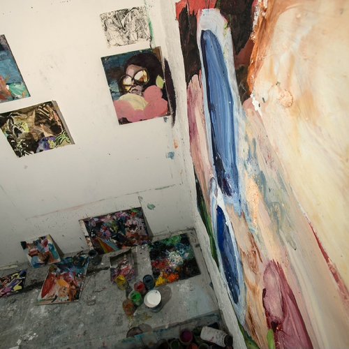 Atelieransicht mit einem großen Bild rechts an der Wand hängend und noch einigen kleineren Bildern