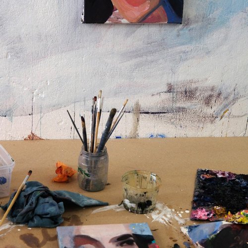 Atelieransicht mit zwei gemalten Portraits von zwei Frauen